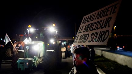 Le syndicat agricole FNSEA a prévu 82 actions dans toute la France à partir de dimanche après-midi et "pour 48 heures". Certains vont s'installer entre la base aérienne de Villacoublay et le centre commercial de Vélizy-Villacoublay (Yvelines).