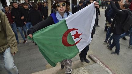 La population algérienne est massivement descendue dans la rue, de façon pacifique et non violente pour protester contre le 5ème mandat du président Bouteflika.&nbsp; (Ryad Kramdi/AFP)