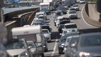 Un embouteillage sur l'A6, &agrave; Lyon, le 14 juillet 2012. (JEFF PACHOUD / AFP)