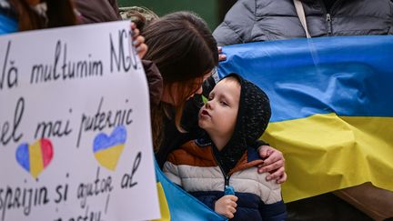 Ukrainian refugees in Romania demonstrate with banners and a Ukrainian flag in front of the Ministry of Finance building on November 24, 2023 in Bucharest, Romania.  (DANIEL MIHAILESCU / AFP)