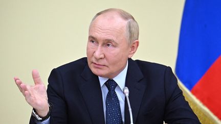 Le président russe, Vladimir Poutine, le 7 août 2024 dans sa résidence de Novo-Ogaryovo, près de Moscou. (SERGEI BOBYLYOV / AFP)