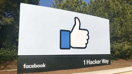 Un panneau installé sur le site qui abrite le siège de Facebook à Menlo Park, en Californie. (MAXPPP)