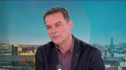 Alors que le froid s’installe en France, la question du logement pour les plus démunis se pose à nouveau pour l'hiver 2024. Christophe Robert, sociologue et délégué général de la Fondation Abbé Pierre, était l’invité du 12/13 info. (Franceinfo)