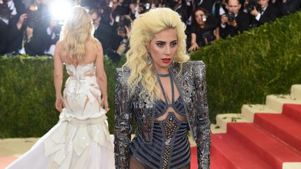 Lady Gaga sur le tapis rouge au Metropolitan Museum of Art de New York, le 2 mai 2016. (TIMOTHY A. CLARY / AFP)