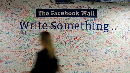 Un "mur" Facebook &agrave; l'entr&eacute;e du bureau de l'entreprise &agrave; New-York (Etats-Unis) le 20 d&eacute;cembre 2011. (SCOTT EELLS / BLOOMBERG / GETTY)