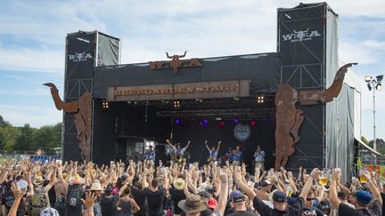 Des fans assistent au Wacken Open Festival, le 1er août 2018, en Allemagne.&nbsp; (ANDRE HAVERGO/GEISLER-FOTOPRESS / AFP)