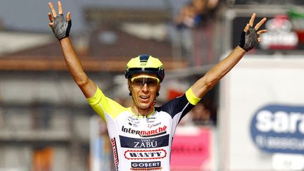 Le Tchèque Jan Hirt célèbre sa victoire lors de la 16e étape du Tour d'Italie, le 24 mai 2022. (LUCA BETTINI / AFP)