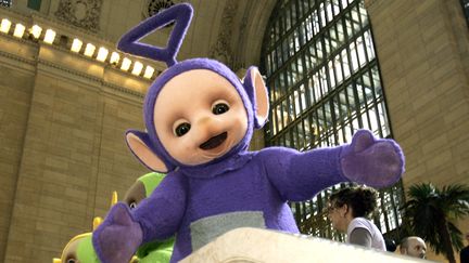 Le personnage des "Télétubbies" Tinky-Winky, le 26 mars 2007 à New York. (TIMOTHY A. CLARY / AFP)