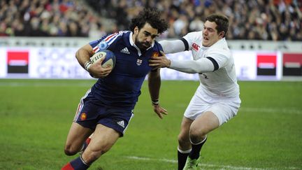 Le joueur fran&ccedil;ais Yoann Huget face &agrave; l'Anglais Alex Goode, lors du match d'ouverture du Tournoi des six nations au Stade de France, le 1er f&eacute;vrier 2014. (JEAN MARIE HERVIO / DPPI MEDIA / AFP)