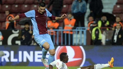 L'attaquant de Trabzonspor, Oscar Cardozo, lors du match qui a valu &agrave; l'arbitre d'&ecirc;tre s&eacute;questr&eacute;, le 28 octobre 2015, &agrave; Tabzon (Turquie). (HAKAN BURAK ALTUNOZ / ANADOLU AGENCY / AFP)