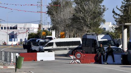 Des soldats tunisiens sécurisent une zone près de la synagogue de la Ghriba après une fusillade sur l'île de Djerba, le 10 mai 2023. (FETHI BELAID / AFP)