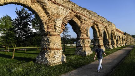 L'aqueduc du Gier (Rhône) fait&nbsp;partie des "18 sites emblématiques" sélectionnés pour bénéficier en priorité des gains générés par le Loto du patrimoine. (PHILIPPE DESMAZES / AFP)