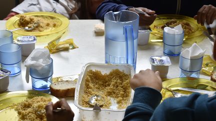 Des enfants déjeunent à la cantine, le 13 septembre 2017, dans une école municipale de Bordeaux (Gironde). La vaisselle en plastique doit être remplacée par de la vaisselle en céramique, a annoncé la mairie. (GEORGES GOBET / AFP)