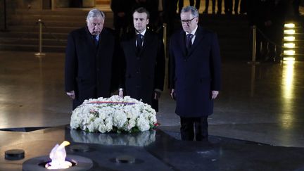 Emmanuel Macron&nbsp;dépose&nbsp;une gerbe et se recueille au Mémorial de la Shoah à Paris,&nbsp;en compagnie des présidents&nbsp;du Sénat et de l'Assemblée nationale,&nbsp;Gérard Larcher et Richard Ferrand, le 19 février 2019. (FRANCOIS MORI / AFP)