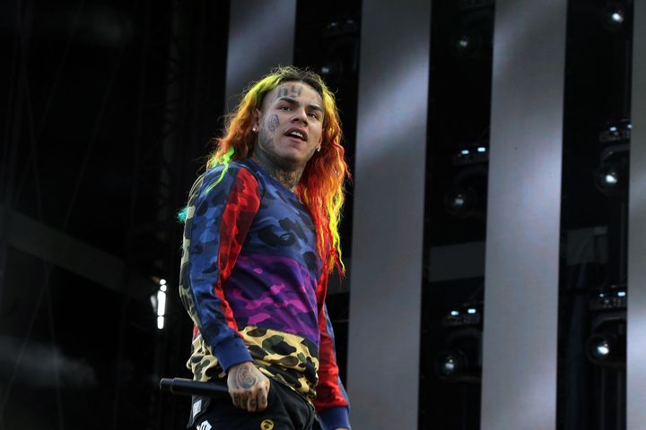 Tekashi 6ix9ine sur scène&nbsp;le 1er septembre 2018 à Philadelphie (Etats-Unis). (SHAREIF ZIYADAT / WIREIMAGE / GETTY IMAGES)