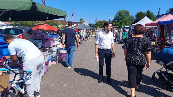 Le député socialiste Philippe Brun organisait une "Fête populaire", un événement entre brocante et débat public, à Léry dans l'Eure, le 2 septembre 2023. (VICTORIA KOUSSA / RADIO FRANCE)