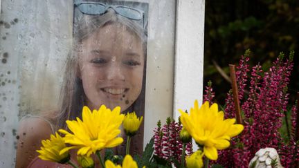 Cette photo montre un portrait de Lina, l’adolescente de 15 ans qui a disparu le 23 septembre 2023, affiché le long de la route D350 entre Champenay et Saint-Blaise-La-Roche, dans l’est de la France, le 17 octobre 2024. (SEBASTIEN BOZON / AFP)