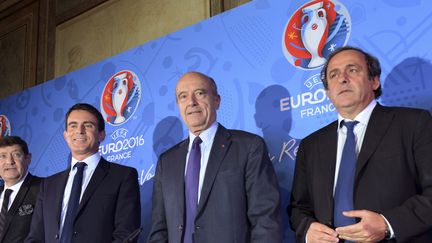 De gauche à droite : Patrick Kanner, ministre des sports, Manuel Valls, premier ministre, Alain Juppe, maire de Bordeaux et Michel Platini, président de l'UEFA (MEHDI FEDOUACH / AFP)