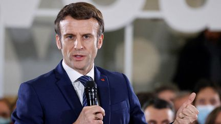 Emmanuel Macron, candidat à sa propre succession à l'élection présidentielle, avec des habitants de Poissy (Yvelines), le 7 mars 2022. (AFP)