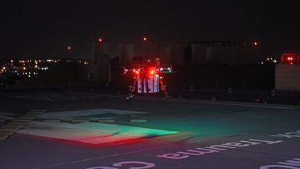 This image courtesy of the University of Maryland Medical Center (UMMC) shows a drone landin as it delivers a kidney for transplant at the UMMC in Baltimore, Maryland, on April 19, 2019. - A kidney needed for transplantation has been delivered by a drone for the first time ever, the University of Maryland Medical Center said, a development that could herald faster and safer organ transport. The specially designed high-tech drone was fitted with equipment to monitor the kidney along its three mile (five kilometer) journey to its recipient (Photo by HO / University of Maryland Medical Center / AFP) / RESTRICTED TO EDITORIAL USE - MANDATORY CREDIT "AFP PHOTO / University of Maryland Medical Center" - NO MARKETING NO ADVERTISING CAMPAIGNS - DISTRIBUTED AS A SERVICE TO CLIENTS (HO / UNIVERSITY OF MARYLAND MEDICAL C)