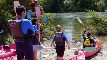 Un groupe au départ d'Aigue-Vive écoute les consignes du moniteur de canoë. (SEBASTIEN GAYET / PONT-D’ARC-ARDECHE)