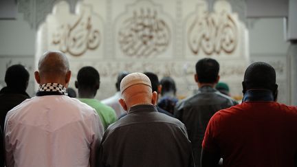 Des fid&egrave;les musulmans prient &agrave; la mosqu&eacute;e Assalam de Nantes (Loire-Atlantique), le 28 juin 2014. (JEAN-SEBASTIEN EVRARD / AFP)