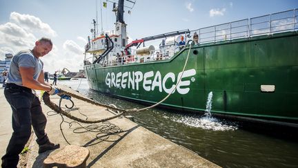 Le bateau "Artic Sunrise" dans le port de Bewerwijk (Hollande), le 9 août 2014. (REMKO DE WAAL / ANP)