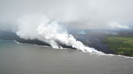 La rencontre entre la lave et l'océan Pacifique a provoqué la formation de fumées nocives, à Hawaï, le 22 mai 2018. (USGS / HANDOUT / ANADOLU AGENCY)