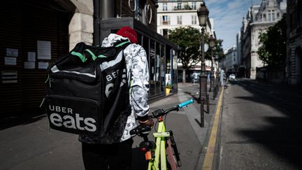 Un livreur Uber Eats dans les rues de Paris, le 24 avril 2020. (PHILIPPE LOPEZ / AFP)