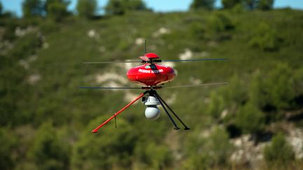 Un drone utilisé par les pompiers aux Pennes-Mirabeau (Bouches-du-Rhône), le 28 avril 2014. (BERTRAND LANGLOIS / AFP)