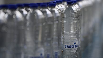 Une chaine de production de bouteilles d'eau à l'usine de Chaudfontaine. (ERIC LALMAND / MAXPPP)