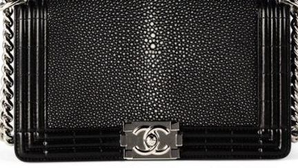 Sac à rabat Boy Chanel en galuchat et veau noir 2013, vente Christie's mars 2015 (Estimation de 1 500 à 2 000 €).
 (Chanel)