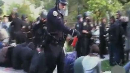 Des policiers aspergent du poivre sur des &eacute;tudiants de Davis (Californie) vendredi 18 novembre 2011 (Reuters, APTN, CBSNews)