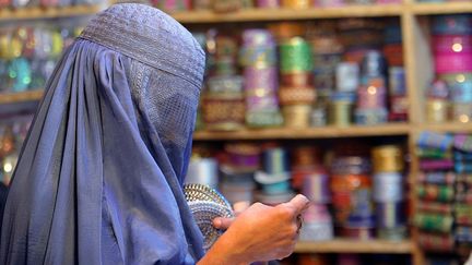 Une femme afghane fait ses courses dans un march&eacute; au nord du pays, le 24 octobre 2012. (A. MAJEED / AFP)