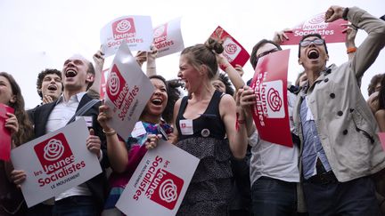 Des militants des Jeunes socialistes c&eacute;l&egrave;brent l'annonce des r&eacute;sultats du second tour des &eacute;lections l&eacute;gislatives le 17 juin 2012, devant le si&egrave;ge du PS &agrave; Paris. (FRED DUFOUR / AFP)