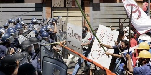 Des paysans sans terre affrontant la police anti-émeutes à Asuncion, capitale du Paraguay (27-3-2012) (AFP - NORBERTO DUARTE )