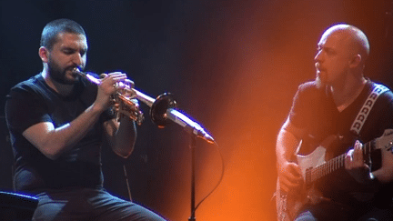 Ibrahim Maalouf et le guitariste François Delporte en concert à Détours de Babel
 (France 3 Culturebox)