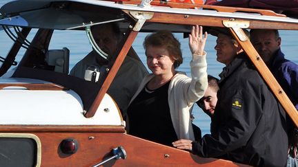 J-39 Apr&egrave;s un petit tour en montgolfi&egrave;re lundi, Eva Joly, la candidate d'Europe-Ecologie-Les Verts s'est offert une balade en bateau dans le bassin d'Arcachon (Gironde), le 28 mars 2012. (PIERRE ANDRIEU / AFP)