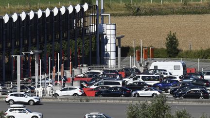 Des voitures passent au péage de vienne (Isère), le 13 août 2016. (PHILIPPE DESMAZES / AFP)