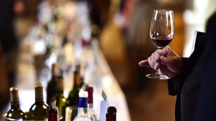 Dégustation de vin à Cadaujac, près de Bordeaux (Gironde) le 2 avril 2019. Photo d'illustration (GEORGES GOBET / AFP)