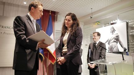 Eric Besson, &agrave; l'&eacute;poque ministre de l'Immigration,&nbsp;assiste &agrave; une c&eacute;r&eacute;monie de naturalisation avec le pr&eacute;fet de Paris, Michel Gaudin, &agrave; la pr&eacute;fecture de police de Paris, en juin 2010.&nbsp; (JOBARD / SIPA)