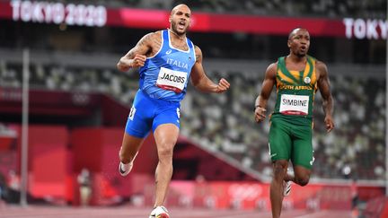 Lamont Marcell Jacobs (en bleu) est le nouveau champion olympique du 100 m, le 1er août 2021. (JEWEL SAMAD / AFP)