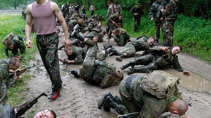 Seul un petit pourcentage, entre 20 et 30%, finissent les épreuves et sont admis au sein des bérets rouges. Ils peuvent alors prêter serment et loyauté à leur unité.
 
 (REUTERS/Vasily Fedosenko)