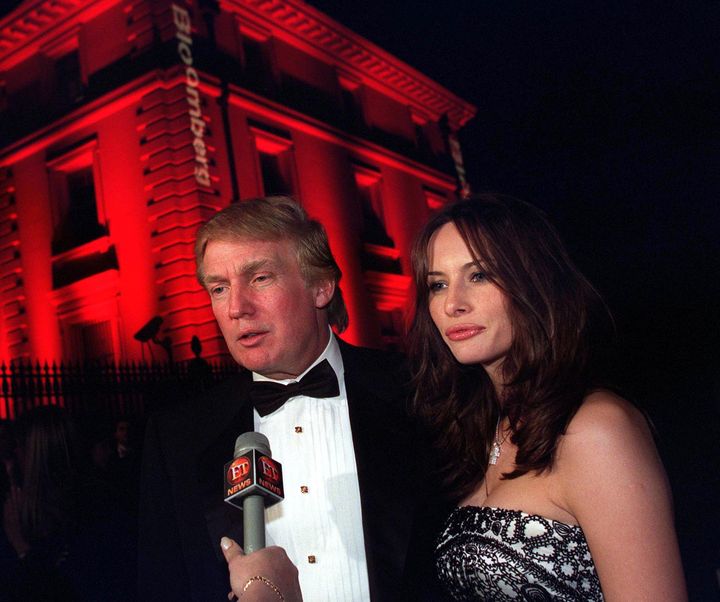 Donald Trump et Melania Knauss lors d'une fête à Washington D.C. (Etats-Unis), le 28 avril 2001. (CHRIS KLEPONIS / AFP)