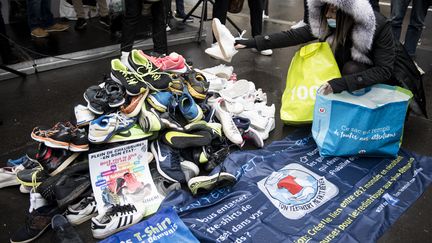 Paris, 12 janvier 2021. Les professionnels se réunissent pour demander la réouverture des salles de sport et l'arrêt des fermetures de leurs commerces, menacés de faillites à cause de la crise sanitaire du Covid-19. (MAGALI COHEN / HANS LUCAS / AFP)