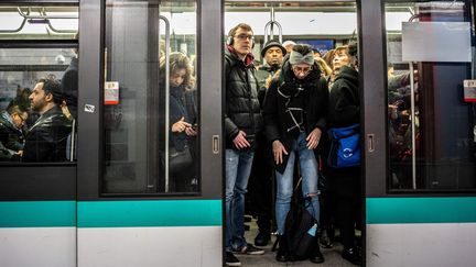 Des usagers du métro parisien le 10 janvier 2020. (MARTIN BUREAU / AFP)