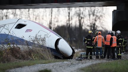 La rame d'essai d'un TGV qui a d&eacute;raill&eacute;, le 14 novembre 2015, &agrave; Eckwersheim (Bas-Rhin). (FREDERICK FLORIN / AFP)