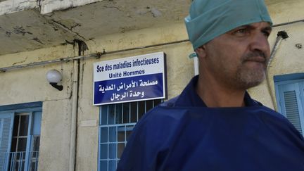 Un&nbsp;médecin à Boufarik, au nord de l'Algérie, le 28 août 2018. (RYAD KRAMDI / AFP)