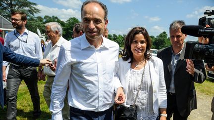 Le pr&eacute;sident de l'UMP, Jean-Fran&ccedil;ois Cop&eacute; et son &eacute;pouse Nadia, lors de la f&ecirc;te de la Violette, organis&eacute;e par la Droite forte le 6 juillet 2013 &agrave; La Fert&eacute;-Imbault (Loir-et-Cher). (MAXPPP)