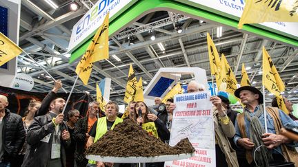 Des militants de la Confédération paysanne, sur le stand d'Enedis, au moment de la visite du ministre François de Rugy, le 26 février 2019 au Salon de l'agriculture à Paris. (AURELIEN MORISSARD / MAXPPP)